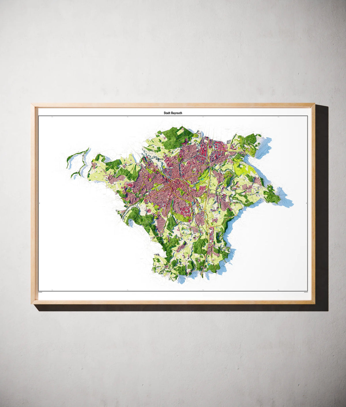 Stadt Bayreuth Poster als schattierte Reliefkarte, Farbvariante Topographisch, gerahmt an einer Wand