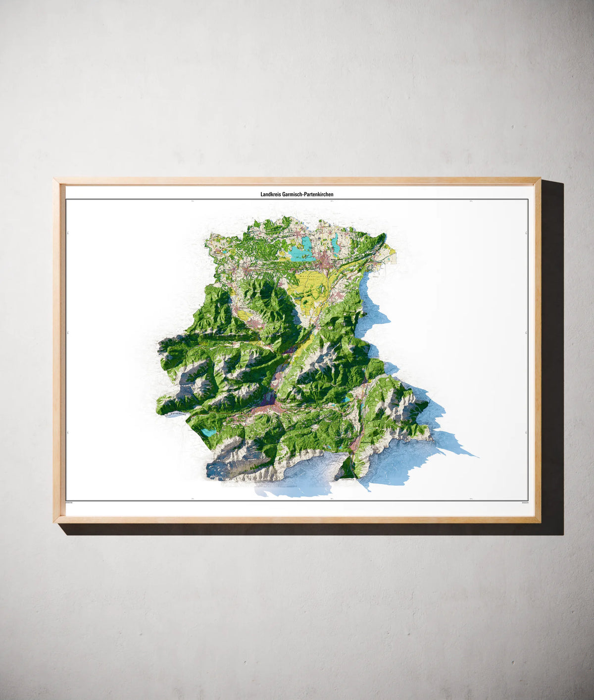 Landkreis Garmisch-Partenkirchen Poster als schattierte Reliefkarte, Farbvariante Topographisch, gerahmt an einer Wand