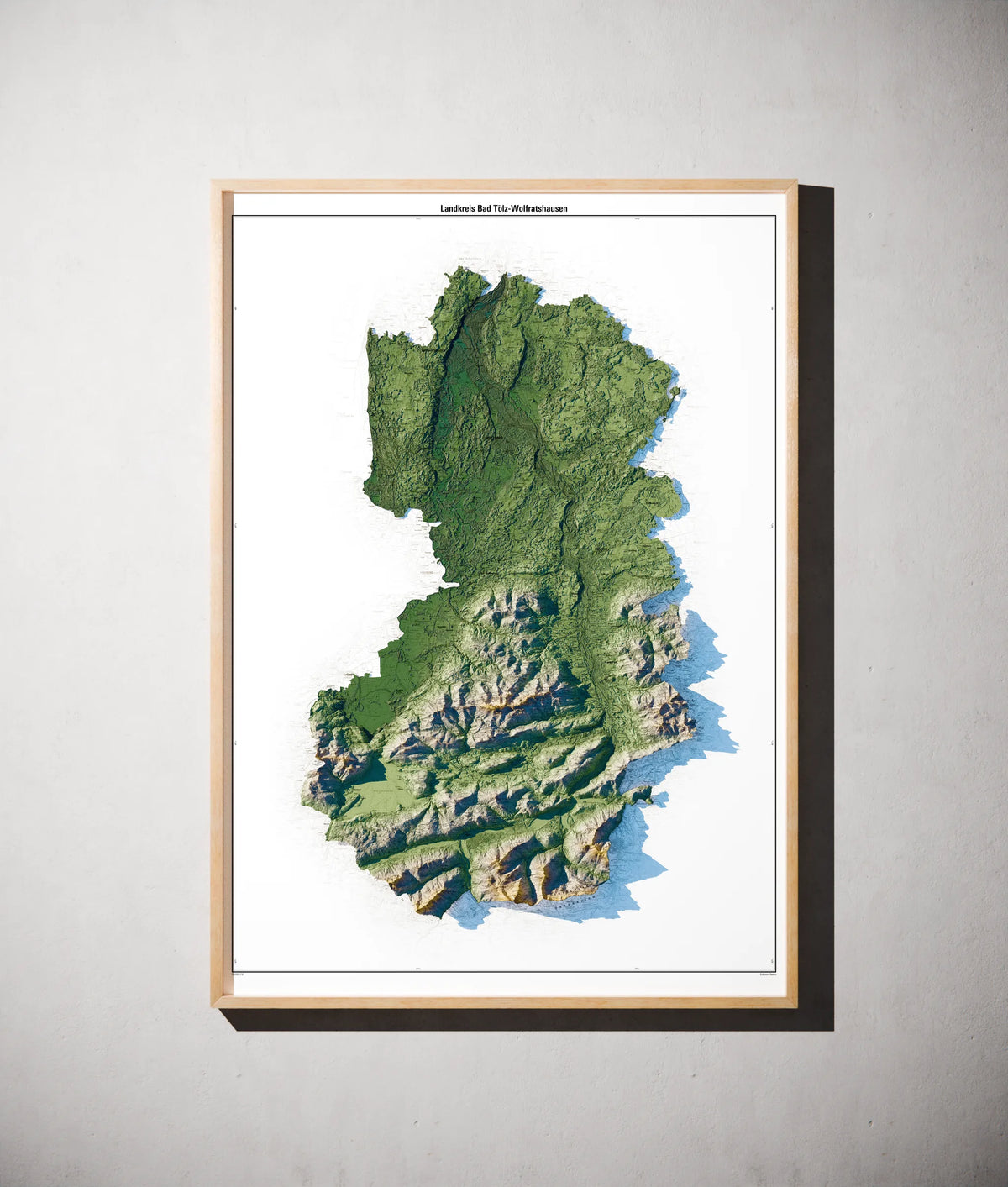 Landkreis Bad Tölz-Wolfratshausen Poster als schattierte Reliefkarte, Farbvariante Salbei, gerahmt an einer Wand #c1