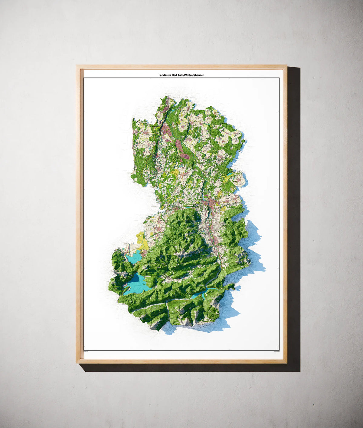 Landkreis Bad Tölz-Wolfratshausen Poster als schattierte Reliefkarte, Farbvariante Topographisch, gerahmt an einer Wand #dtk