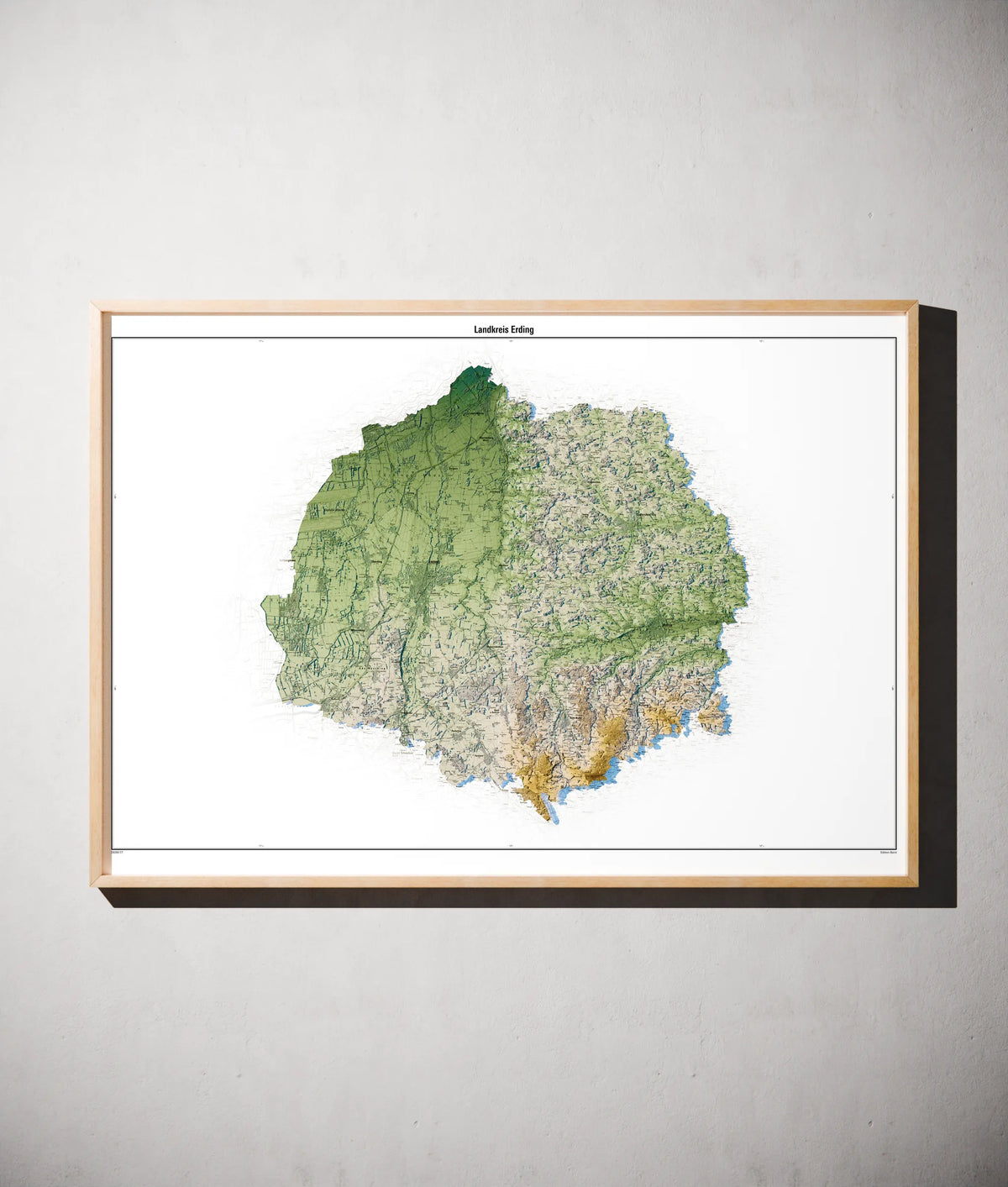 Landkreis Erding Poster als schattierte Reliefkarte, Farbvariante Salbei, gerahmt an einer Wand #c1