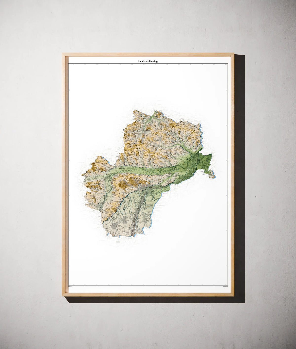Landkreis Freising Poster als schattierte Reliefkarte, Farbvariante Salbei, gerahmt an einer Wand #c1