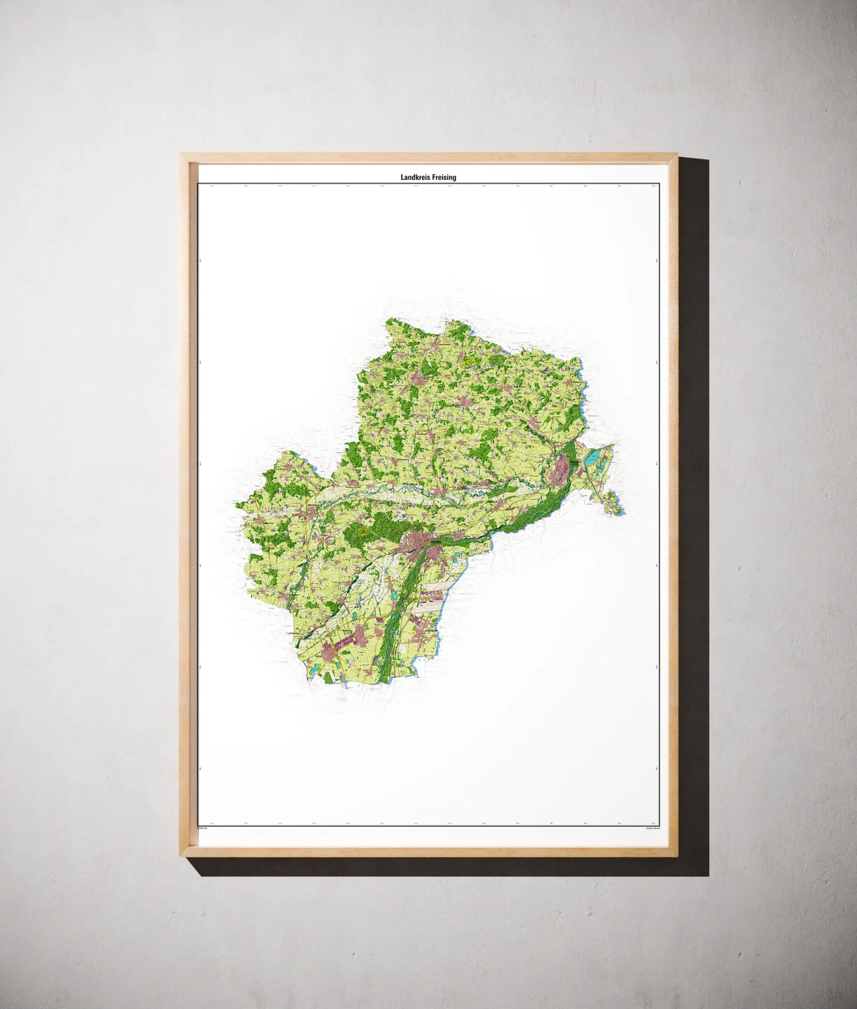 Landkreis Freising Poster als schattierte Reliefkarte, Farbvariante Topographisch, gerahmt an einer Wand #dtk