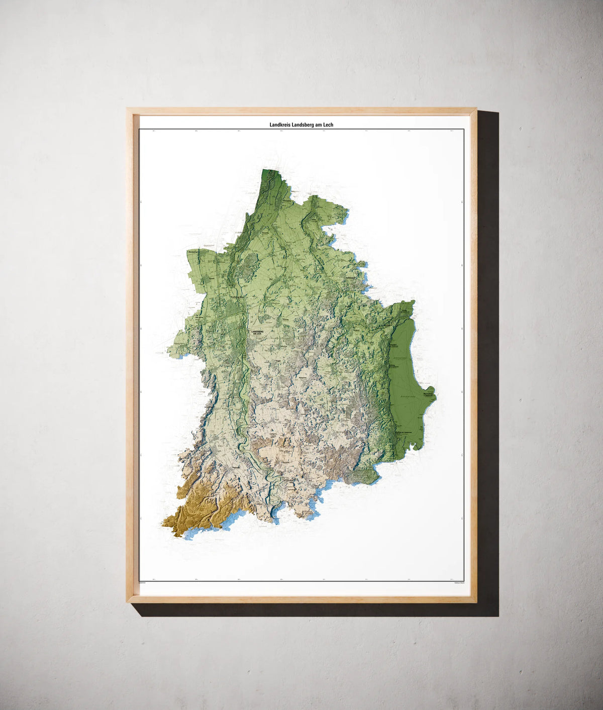 Landkreis Landsberg am Lech Poster als schattierte Reliefkarte, Farbvariante Salbei, gerahmt an einer Wand #c1