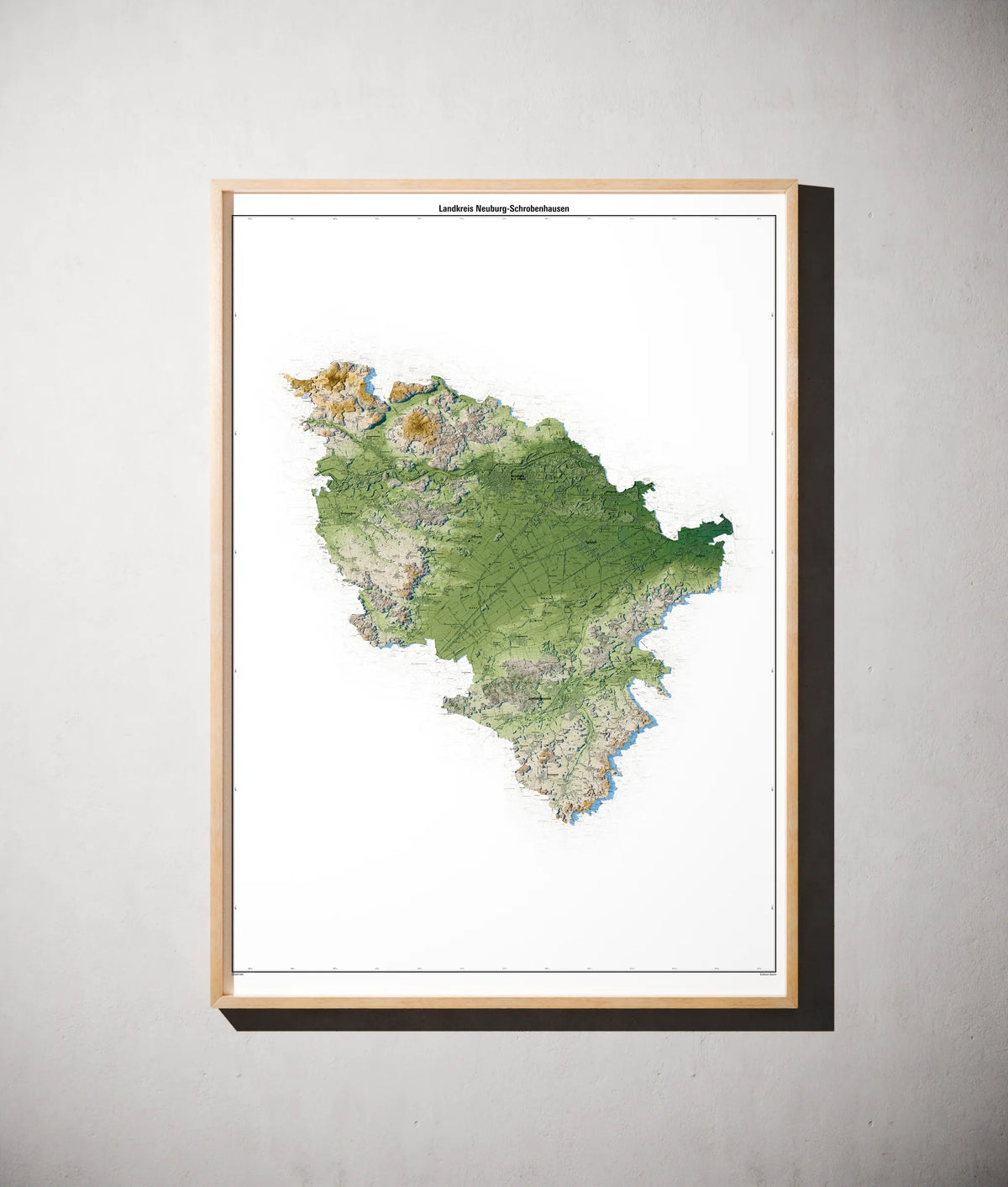 Landkreis Neuburg-Schrobenhausen Poster als schattierte Reliefkarte, Farbvariante Salbei, gerahmt an einer Wand #c1