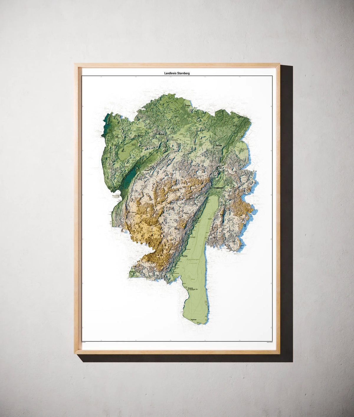 Landkreis Starnberg Poster als schattierte Reliefkarte, Farbvariante Salbei, gerahmt an einer Wand #c1