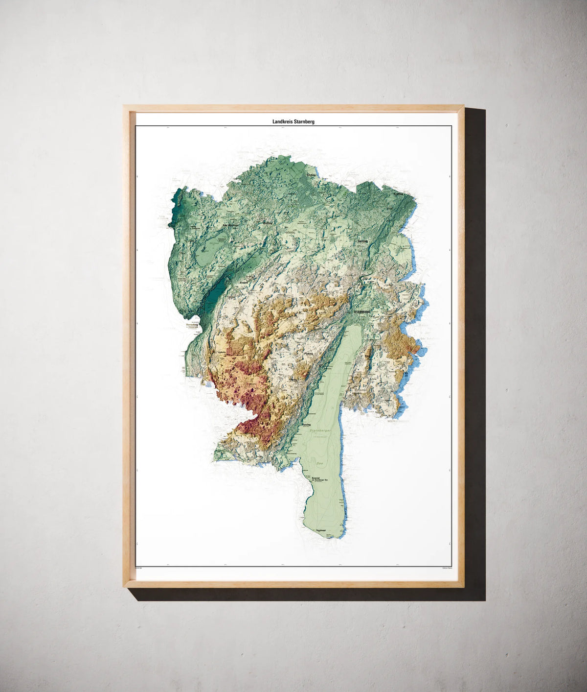 Landkreis Starnberg Poster als schattierte Reliefkarte, Farbvariante Petrol, gerahmt an einer Wand #c2