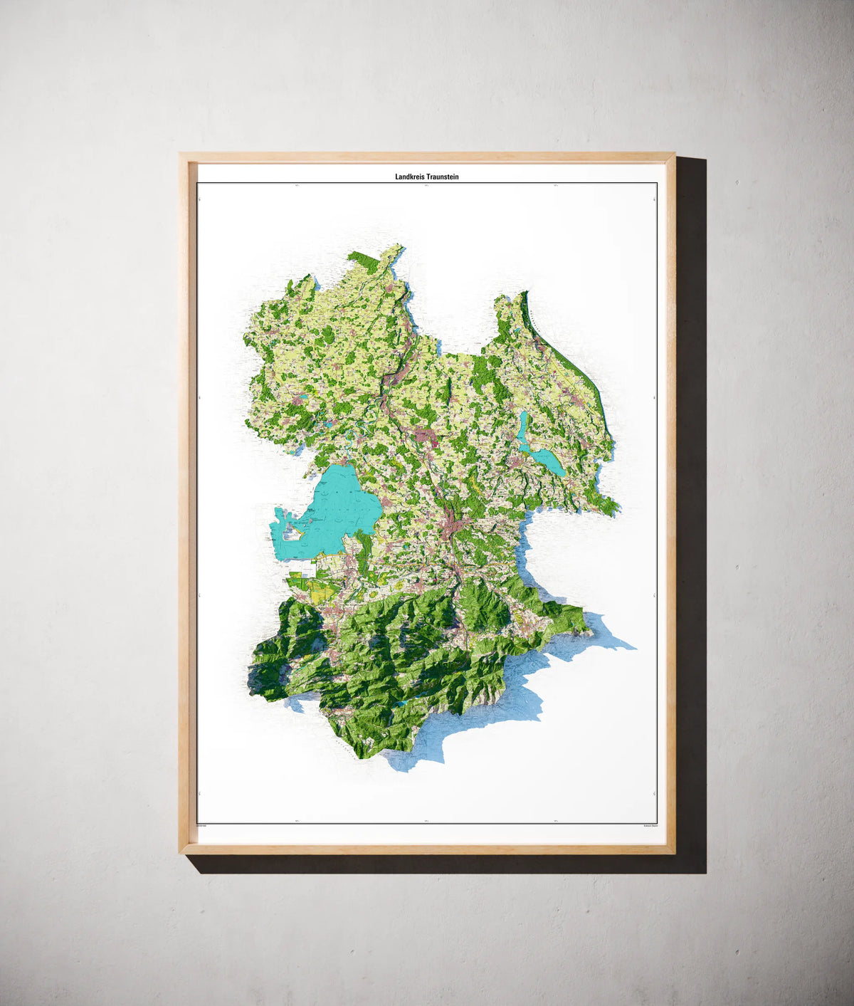Landkreis Traunstein Poster als schattierte Reliefkarte, Farbvariante Topographisch, gerahmt an einer Wand #dtk