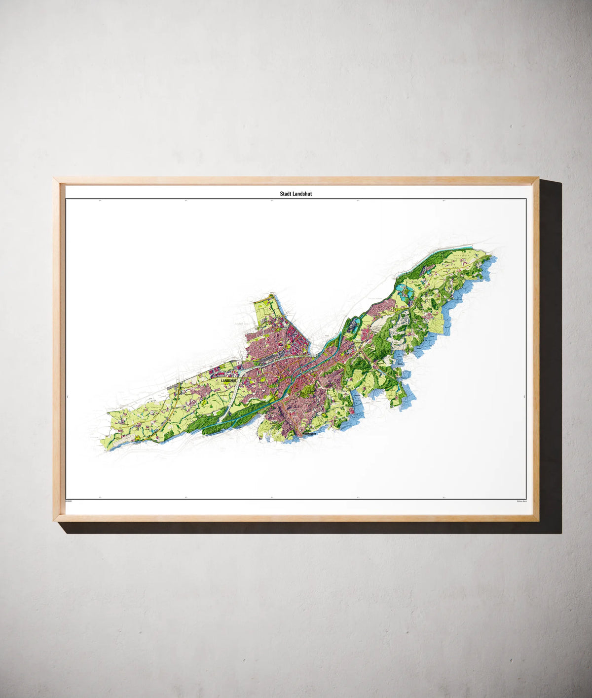 Stadt Landshut Poster als schattierte Reliefkarte, Farbvariante Topographisch, gerahmt an einer Wand #dtk