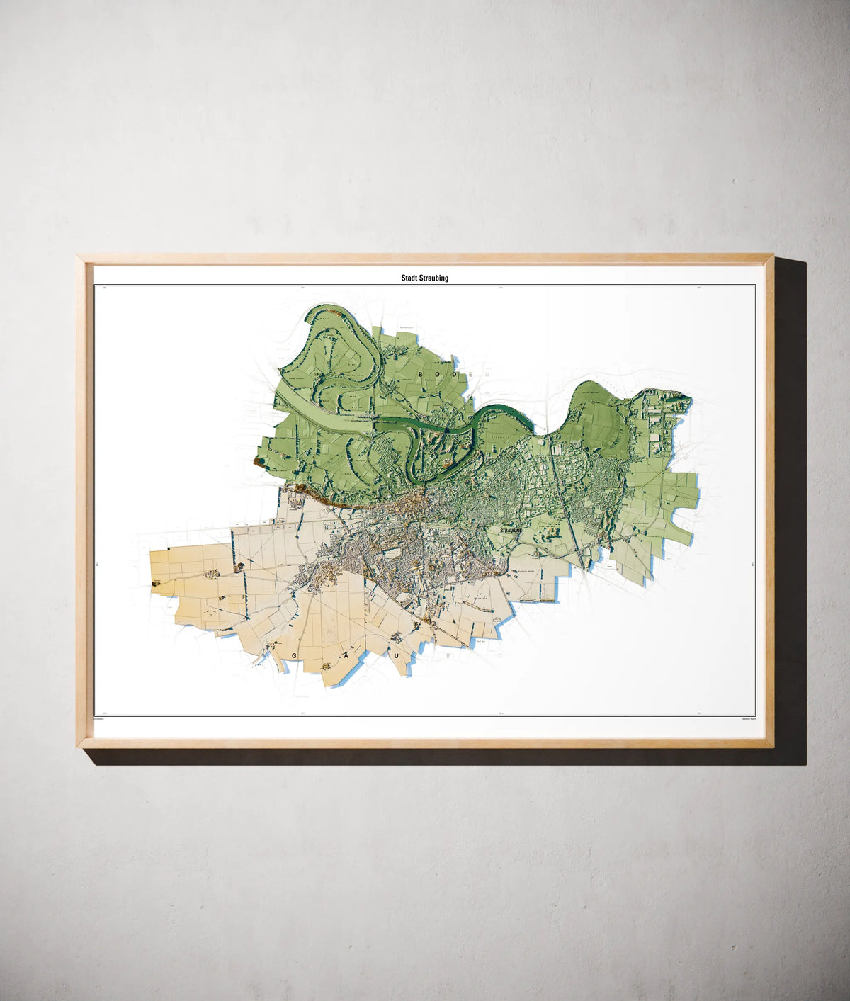 Stadt Straubing Poster als schattierte Reliefkarte, Farbvariante Salbei, gerahmt an einer Wand #c1