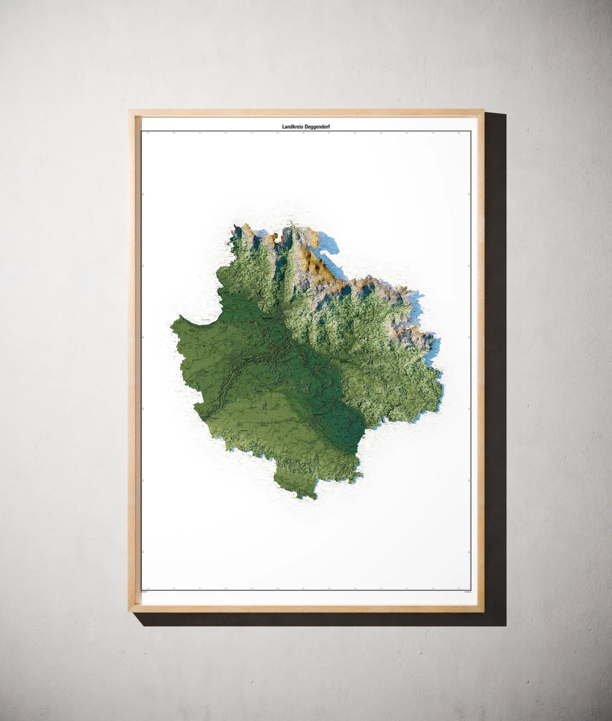 Landkreis Deggendorf Poster als schattierte Reliefkarte, Farbvariante Salbei, gerahmt an einer Wand #c1