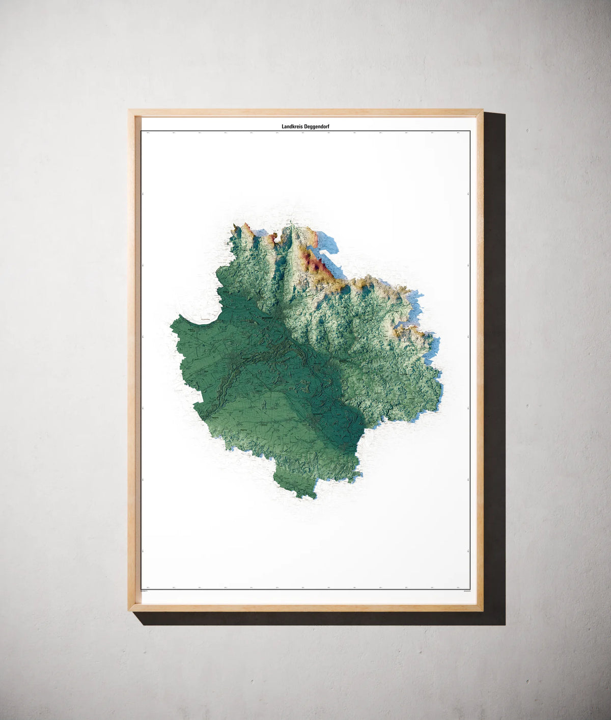 Landkreis Deggendorf Poster als schattierte Reliefkarte, Farbvariante Petrol, gerahmt an einer Wand #c2