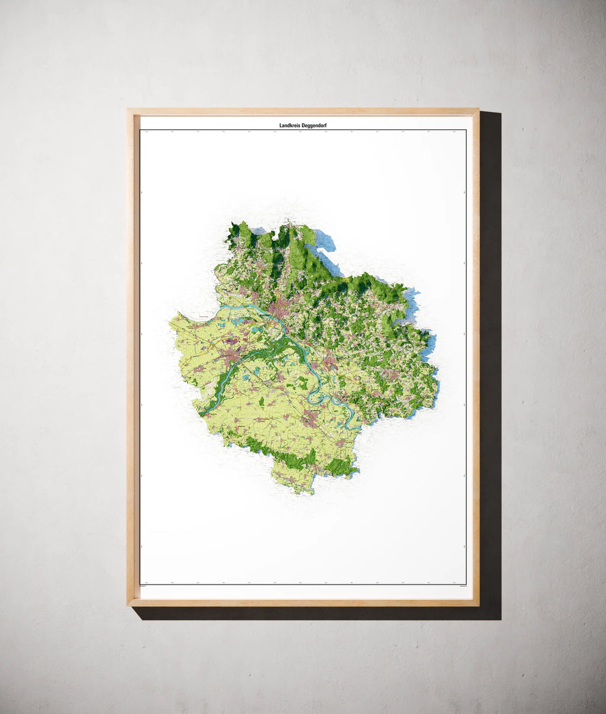 Landkreis Deggendorf Poster als schattierte Reliefkarte, Farbvariante Topographisch, gerahmt an einer Wand #dtk