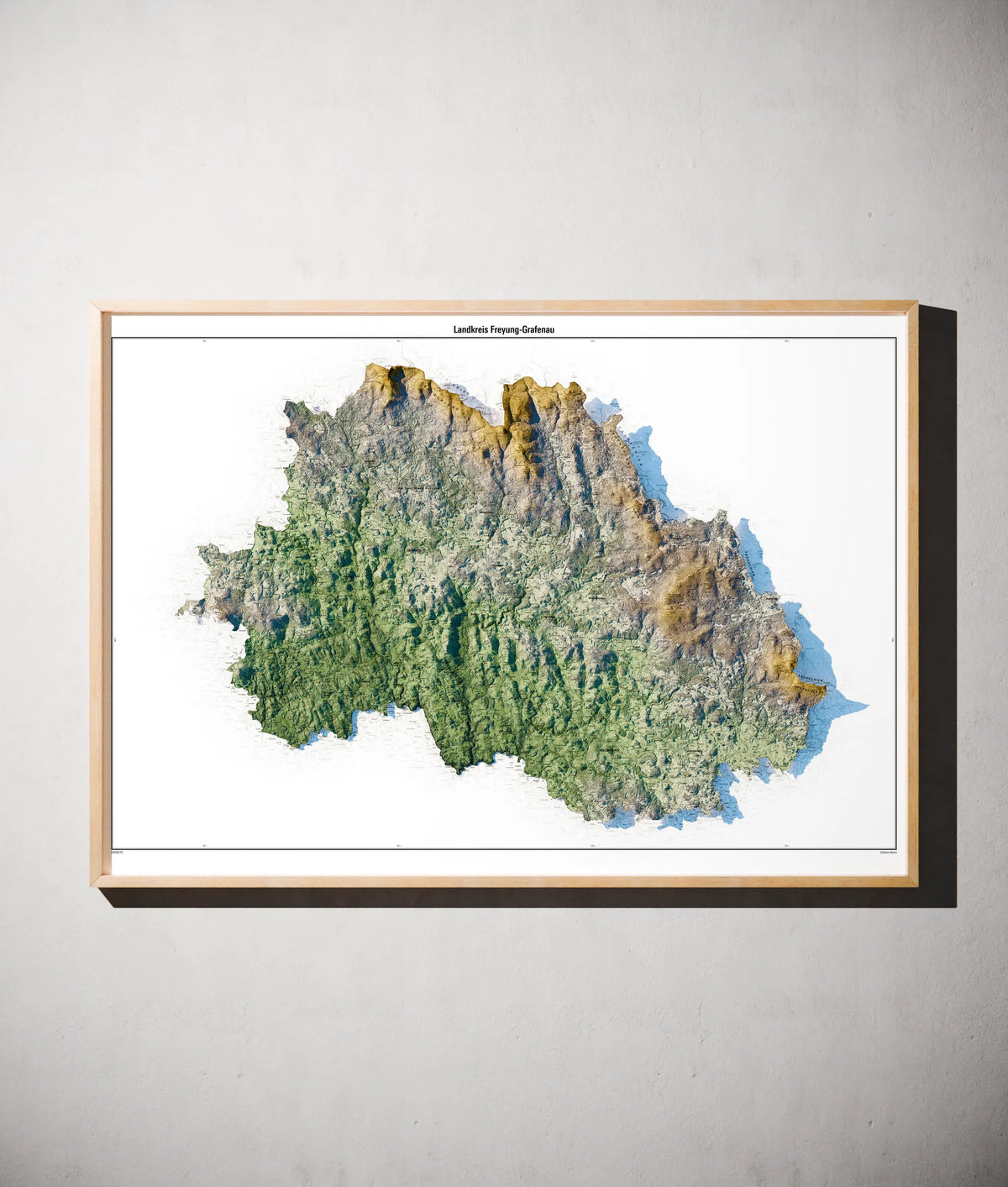Landkreis Freyung-Grafenau Poster als schattierte Reliefkarte, Farbvariante Salbei, gerahmt an einer Wand #c1
