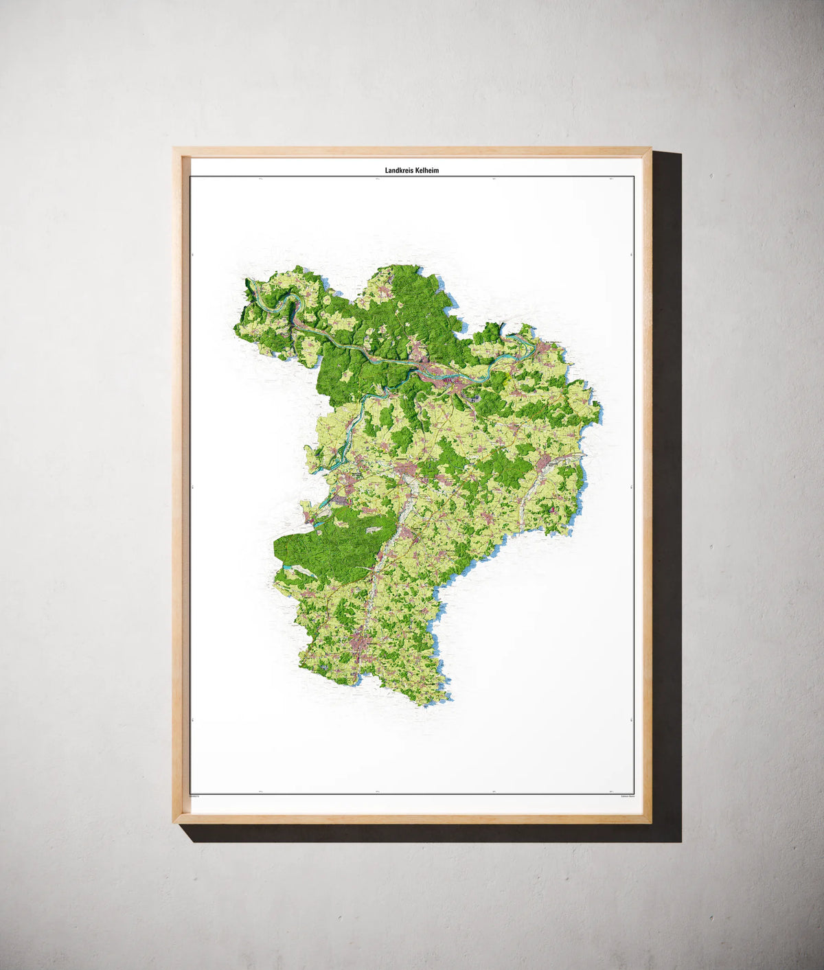 Landkreis Kelheim Poster als schattierte Reliefkarte, Farbvariante Topographisch, gerahmt an einer Wand #dtk
