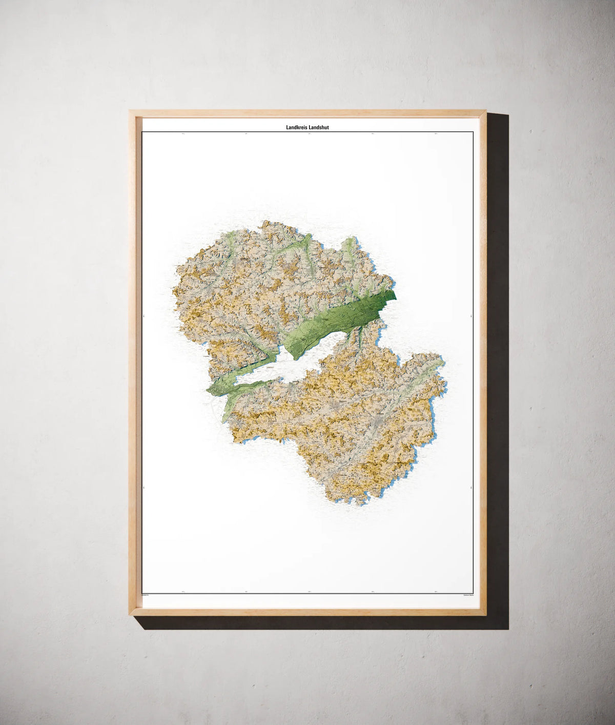 Landkreis Landshut Poster als schattierte Reliefkarte, Farbvariante Salbei, gerahmt an einer Wand #c1