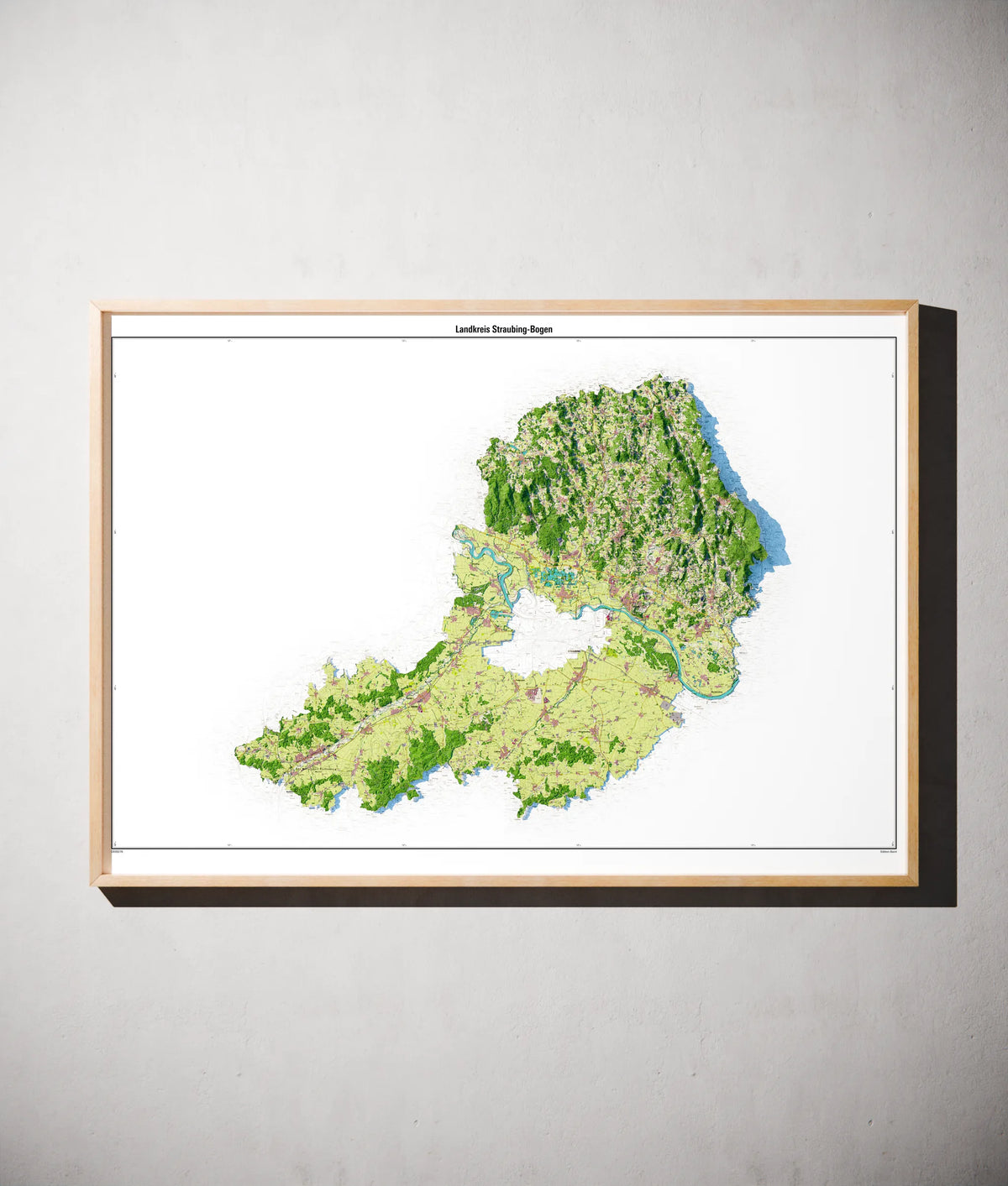 Landkreis Straubing-Bogen Poster als schattierte Reliefkarte, Farbvariante Topographisch, gerahmt an einer Wand #dtk