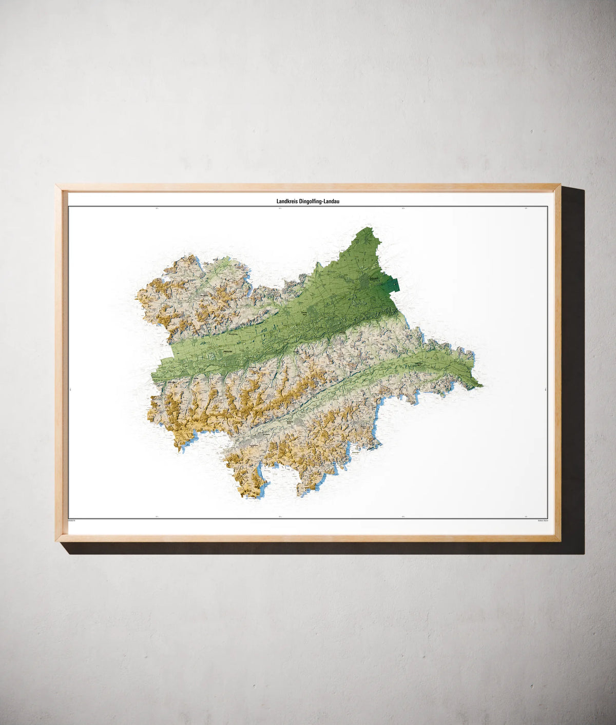 Landkreis Dingolfing-Landau Poster als schattierte Reliefkarte, Farbvariante Salbei, gerahmt an einer Wand #c1
