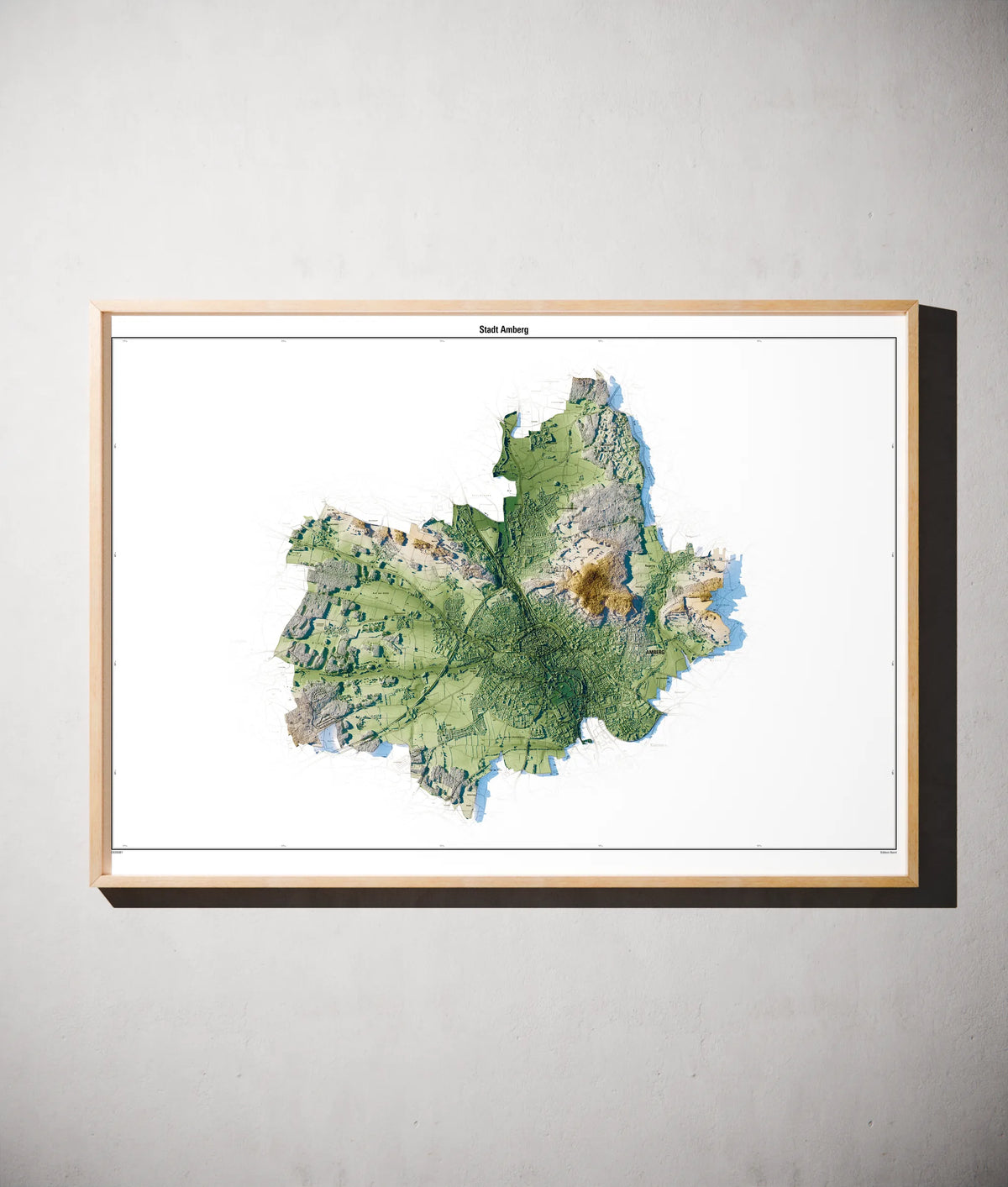 Stadt Amberg Poster als schattierte Reliefkarte, Farbvariante Salbei, gerahmt an einer Wand #c1