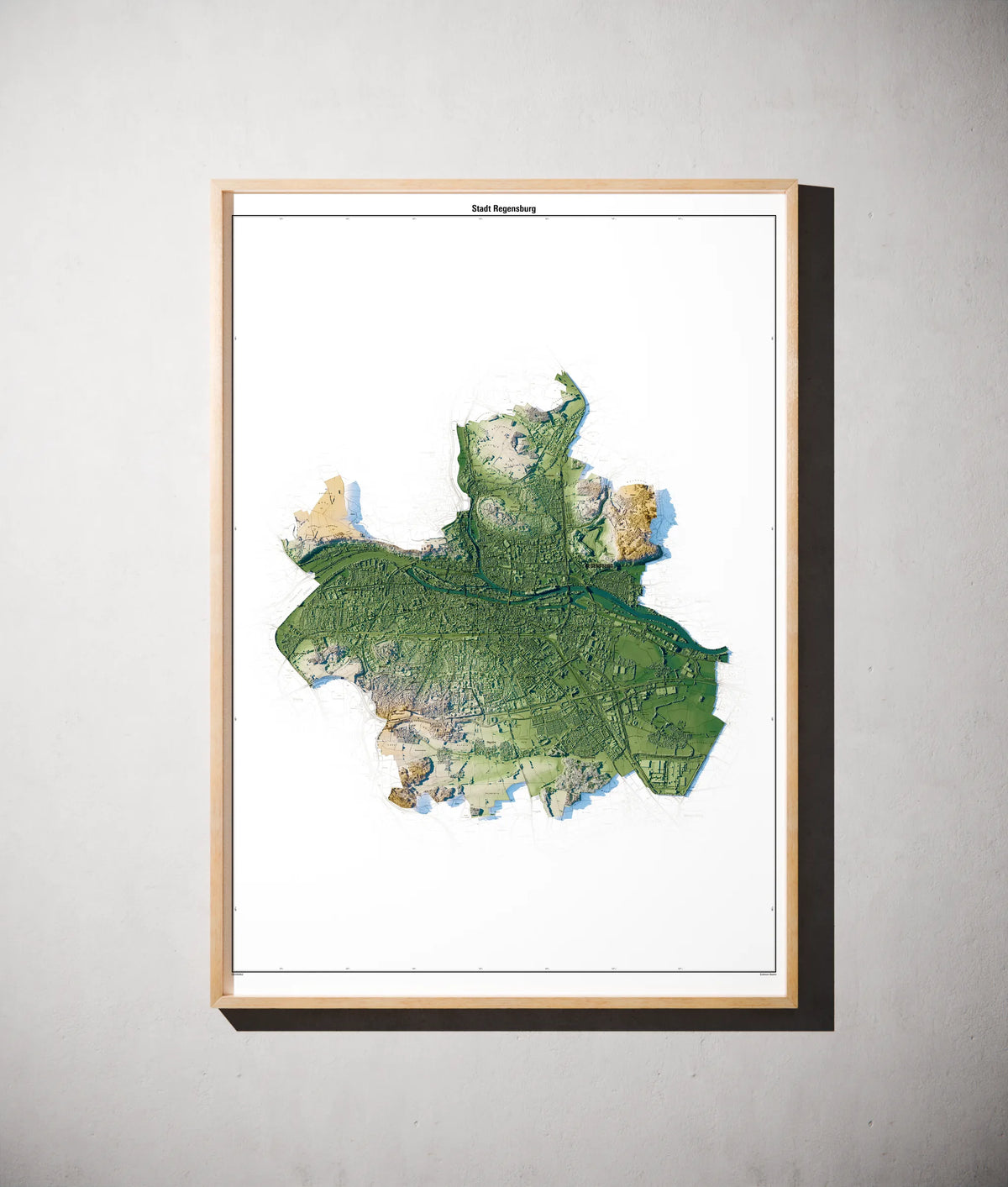 Stadt Regensburg Poster als schattierte Reliefkarte, Farbvariante Salbei, gerahmt an einer Wand #c1
