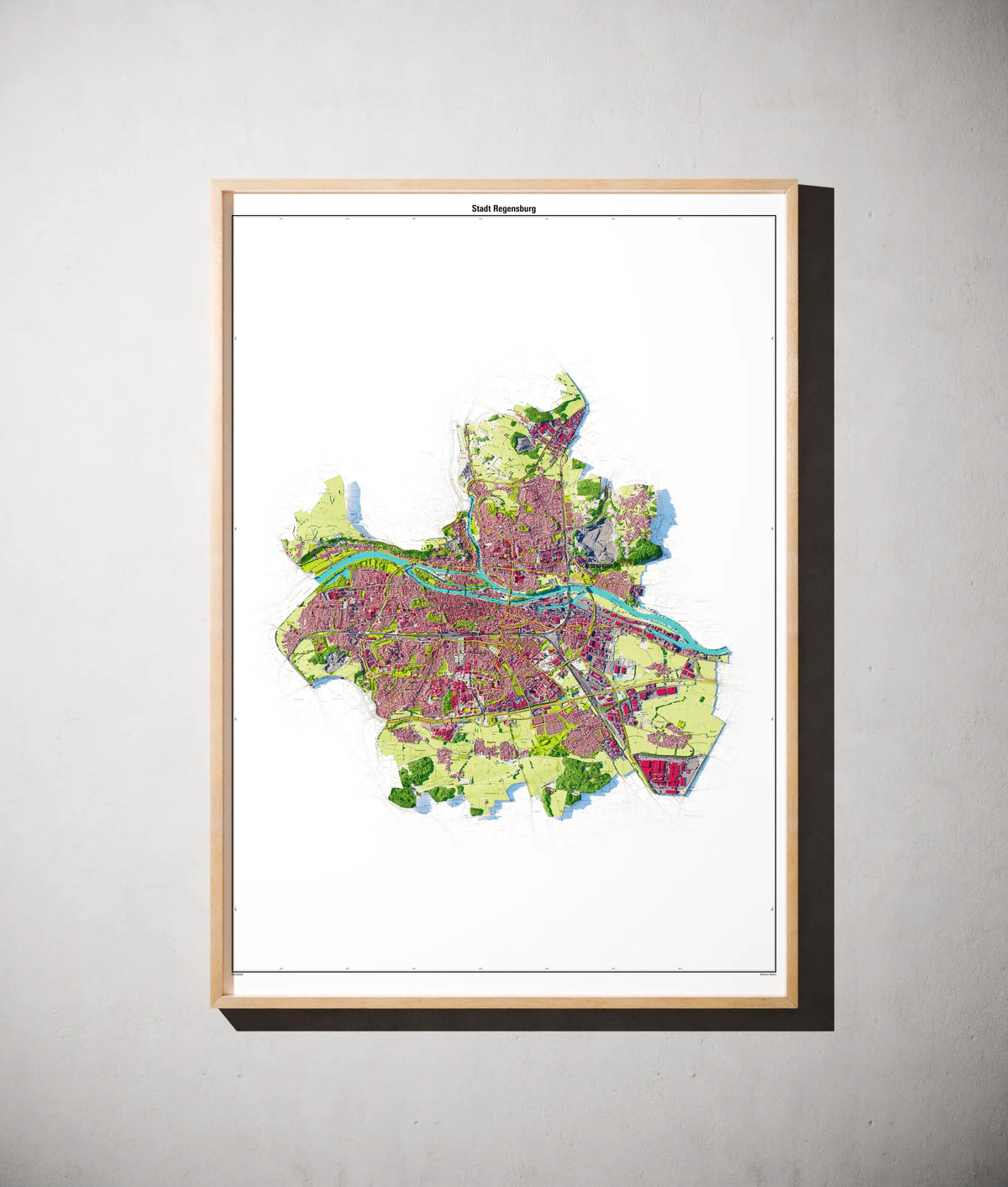 Stadt Regensburg Poster als schattierte Reliefkarte, Farbvariante Topographisch, gerahmt an einer Wand #dtk