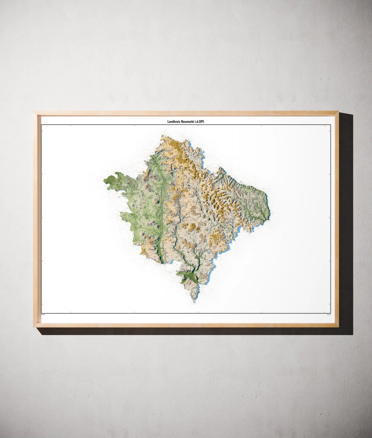 Landkreis Neumarkt i.d.OPf. Poster als schattierte Reliefkarte, Farbvariante Salbei, gerahmt an einer Wand #c1