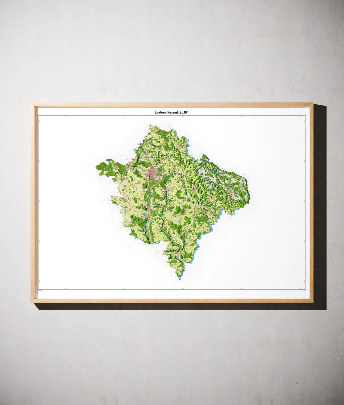 Landkreis Neumarkt i.d.OPf. Poster als schattierte Reliefkarte, Farbvariante Topographisch, gerahmt an einer Wand #dtk