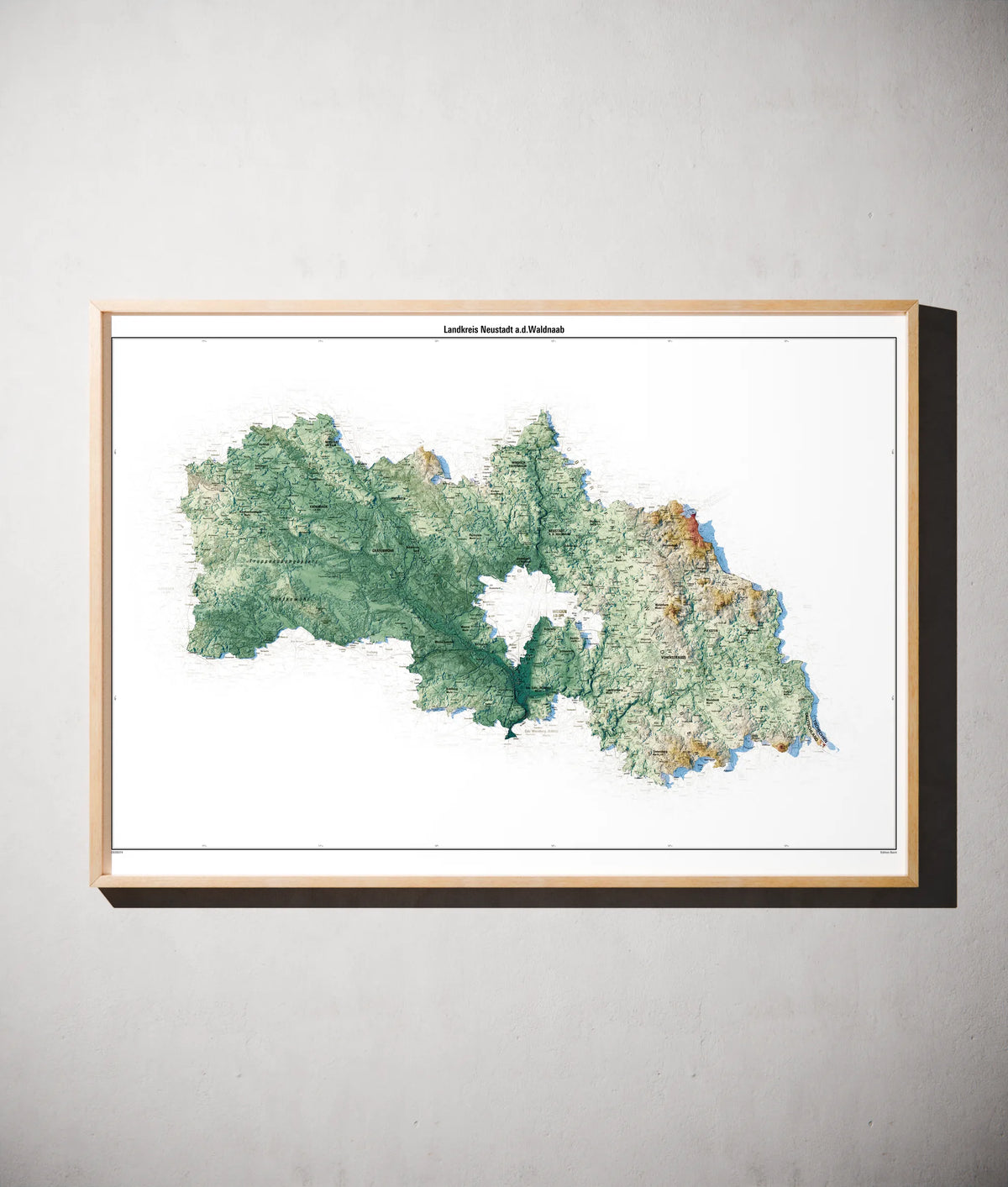 Landkreis Neustadt a.d.Waldnaab Poster als schattierte Reliefkarte, Farbvariante Petrol, gerahmt an einer Wand #c2