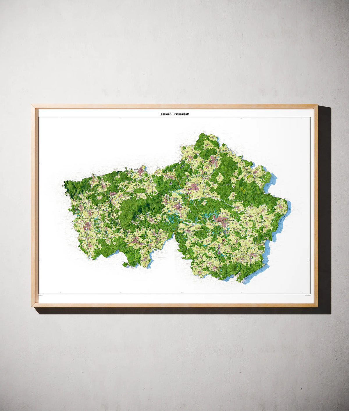Landkreis Tirschenreuth Poster als schattierte Reliefkarte, Farbvariante Topographisch, gerahmt an einer Wand #dtk