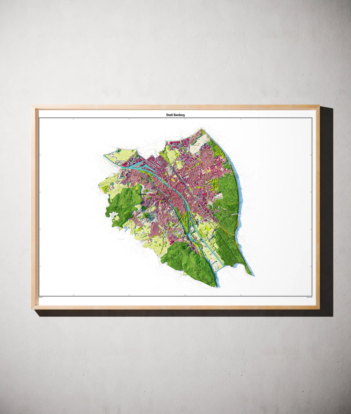 Stadt Bamberg Poster als schattierte Reliefkarte, Farbvariante Topographisch, gerahmt an einer Wand #dtk