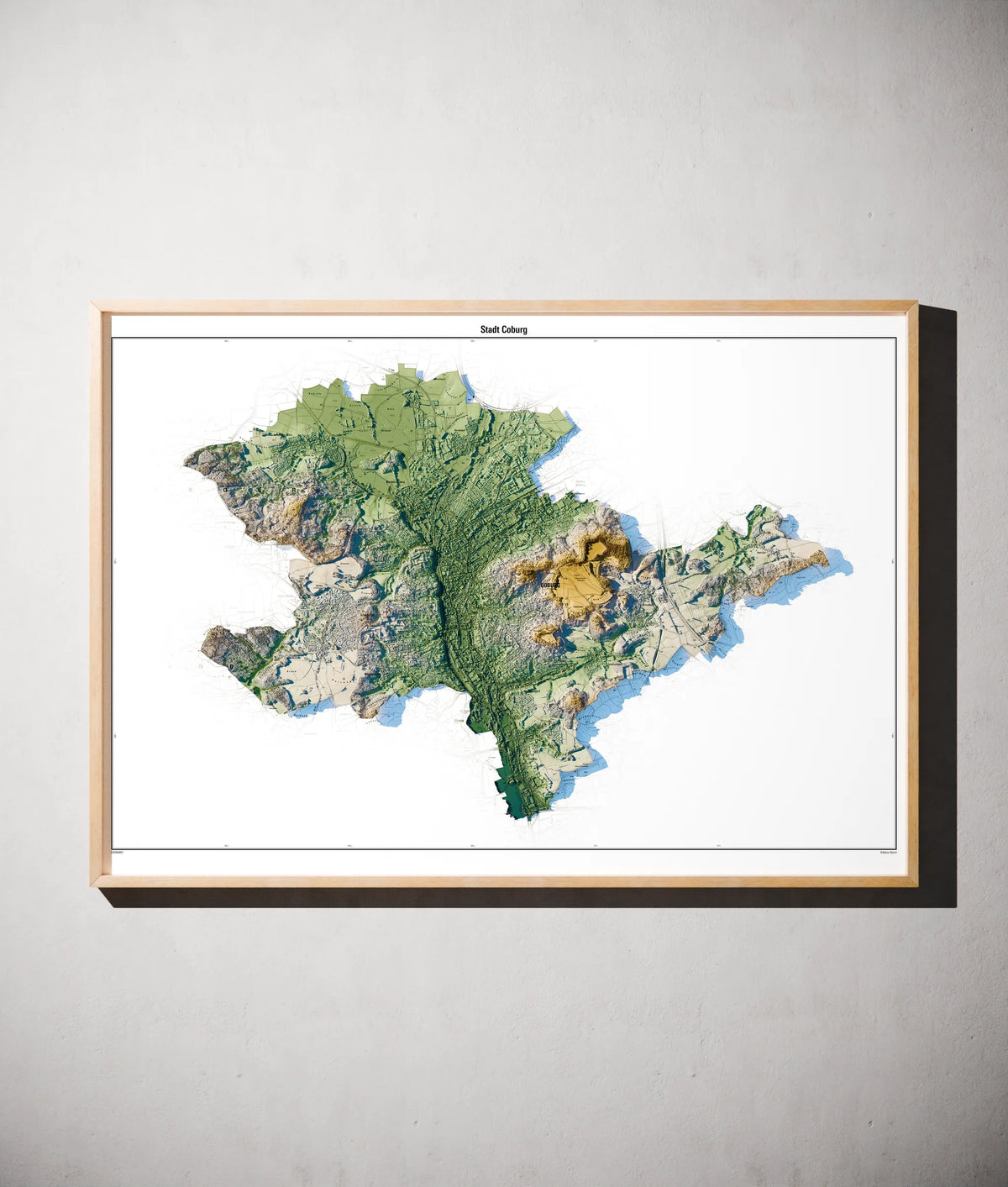 Stadt Coburg Poster als schattierte Reliefkarte, Farbvariante Salbei, gerahmt an einer Wand #c1