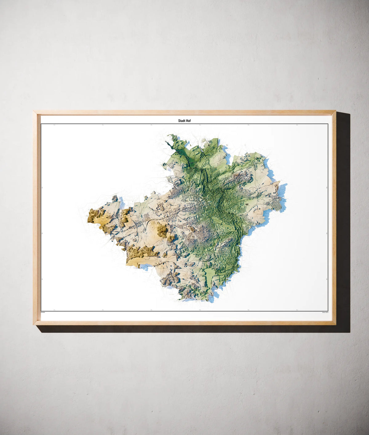 Stadt Hof Poster als schattierte Reliefkarte, Farbvariante Salbei, gerahmt an einer Wand #c1