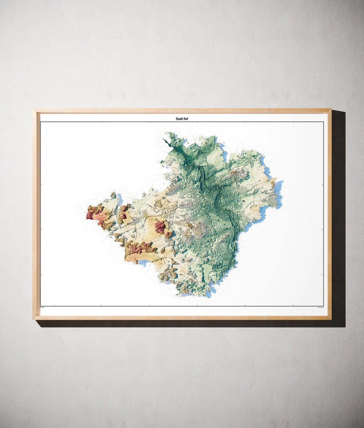 Stadt Hof Poster als schattierte Reliefkarte, Farbvariante Petrol, gerahmt an einer Wand #c2