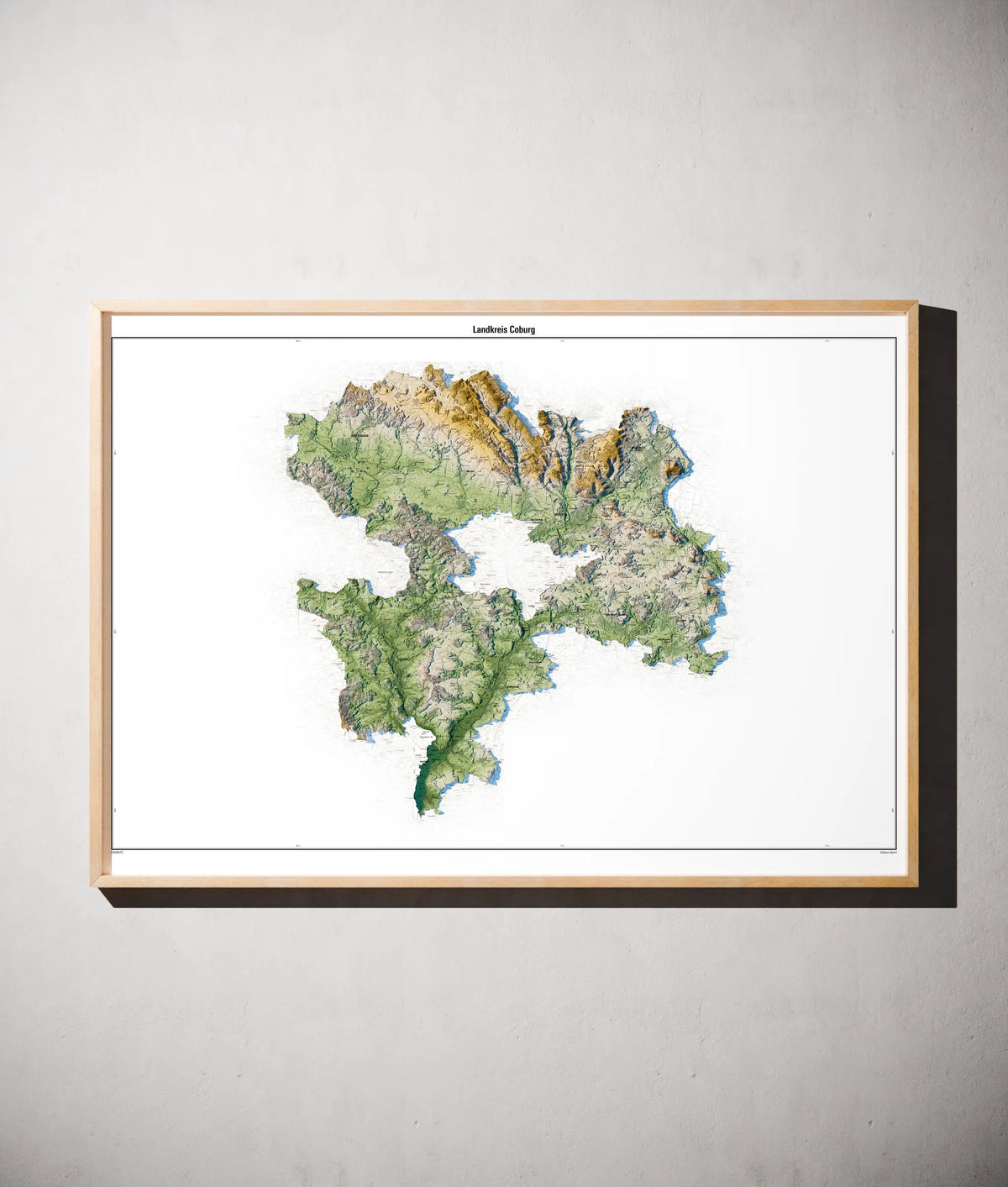 Landkreis Coburg Poster als schattierte Reliefkarte, Farbvariante Salbei, gerahmt an einer Wand #c1