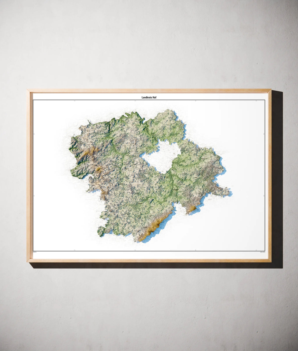 Landkreis Hof Poster als schattierte Reliefkarte, Farbvariante Salbei, gerahmt an einer Wand #c1