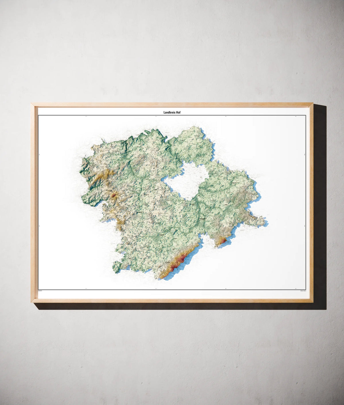 Landkreis Hof Poster als schattierte Reliefkarte, Farbvariante Petrol, gerahmt an einer Wand #c2