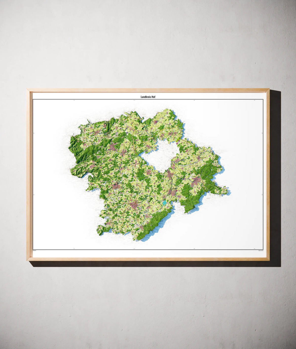 Landkreis Hof Poster als schattierte Reliefkarte, Farbvariante Topographisch, gerahmt an einer Wand #dtk