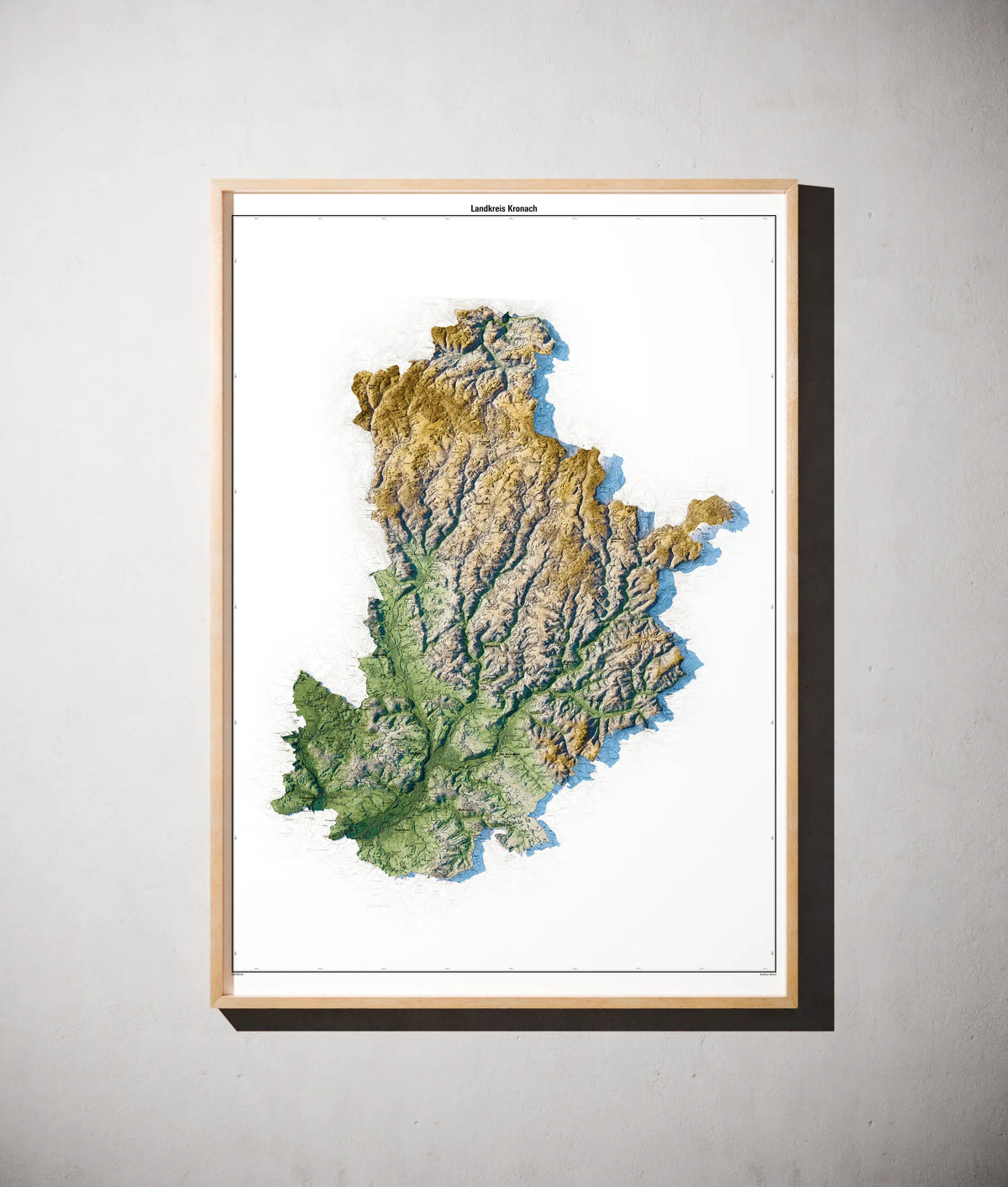 Landkreis Kronach Poster als schattierte Reliefkarte, Farbvariante Salbei, gerahmt an einer Wand #c1