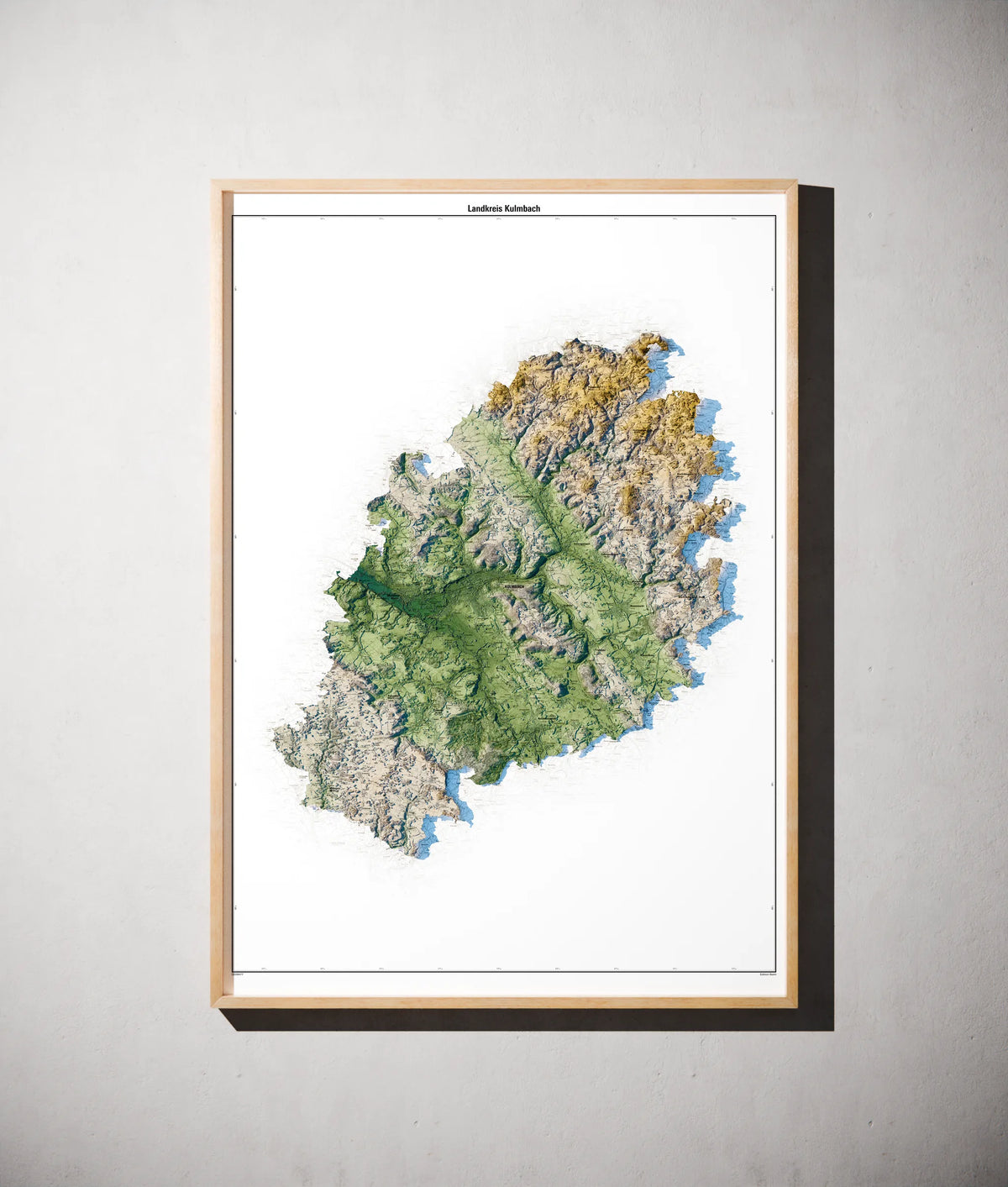 Landkreis Kulmbach Poster als schattierte Reliefkarte, Farbvariante Salbei, gerahmt an einer Wand #c1