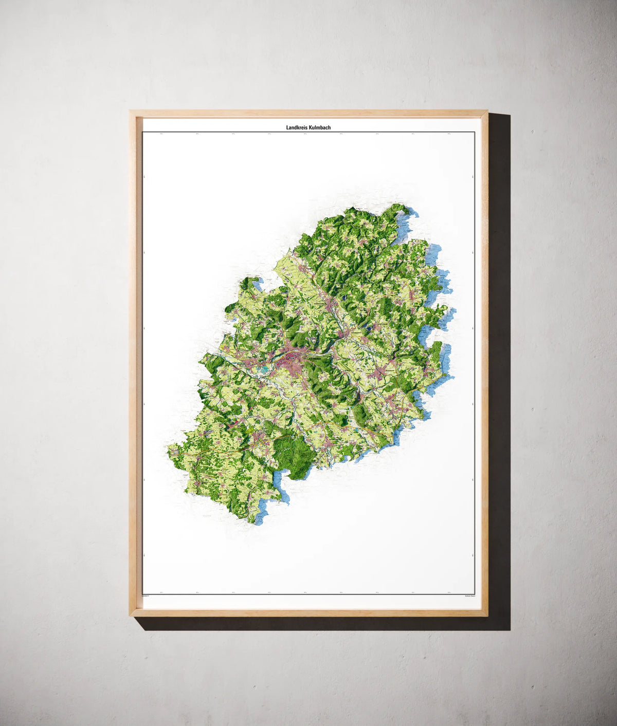 Landkreis Kulmbach Poster als schattierte Reliefkarte, Farbvariante Topographisch, gerahmt an einer Wand #dtk