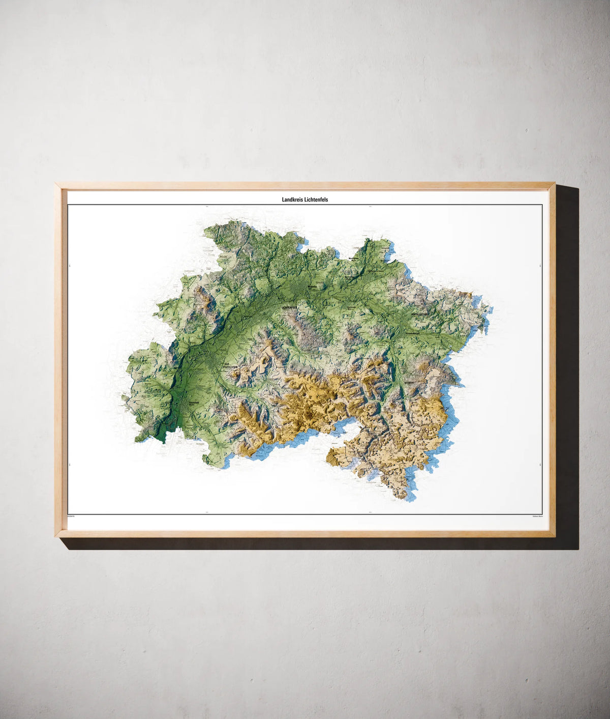 Landkreis Lichtenfels Poster als schattierte Reliefkarte, Farbvariante Salbei, gerahmt an einer Wand #c1