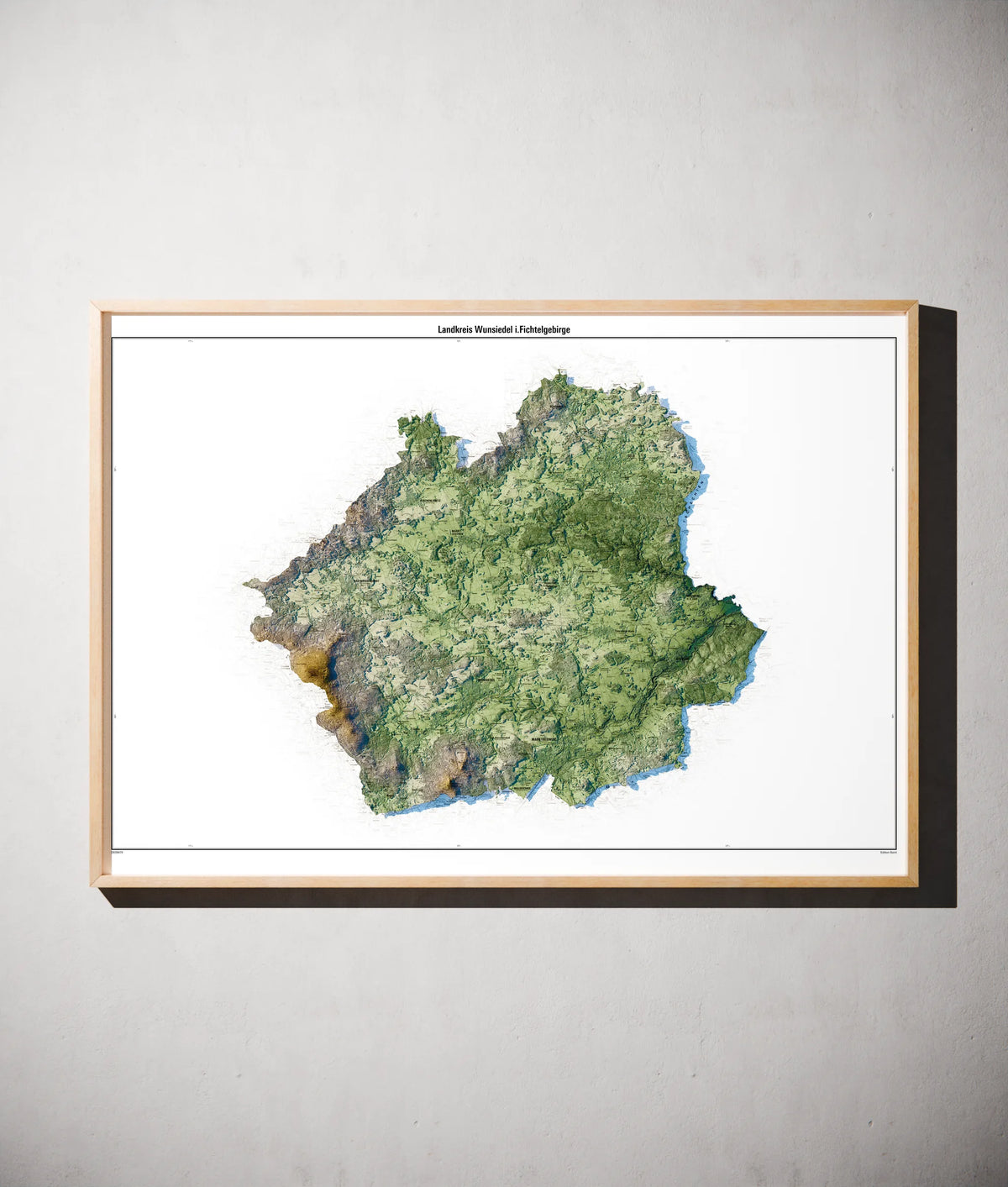 Landkreis Wunsiedel i.Fichtelgebirge Poster als schattierte Reliefkarte, Farbvariante Salbei, gerahmt an einer Wand #c1
