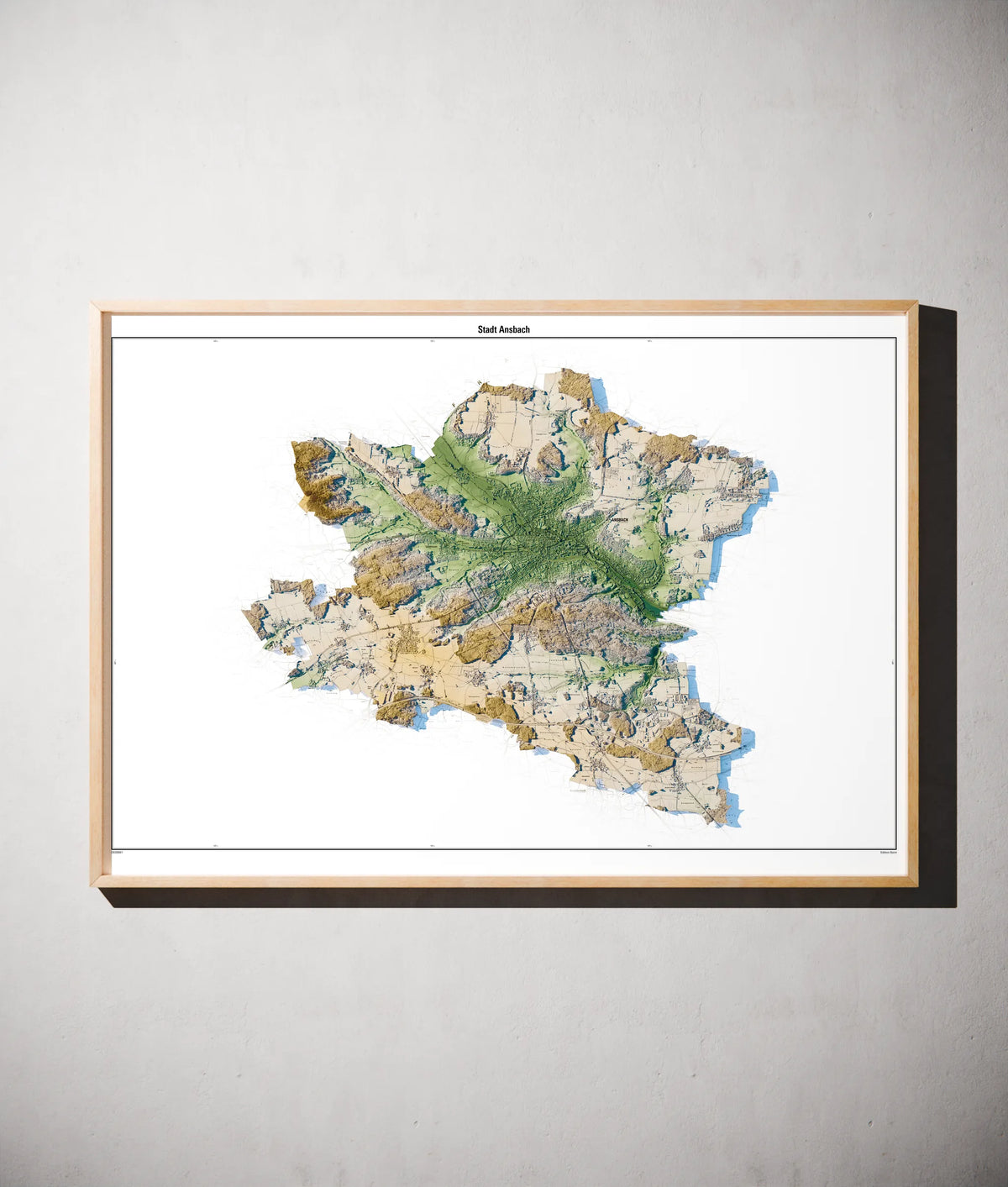 Stadt Ansbach Poster als schattierte Reliefkarte, Farbvariante Salbei, gerahmt an einer Wand #c1
