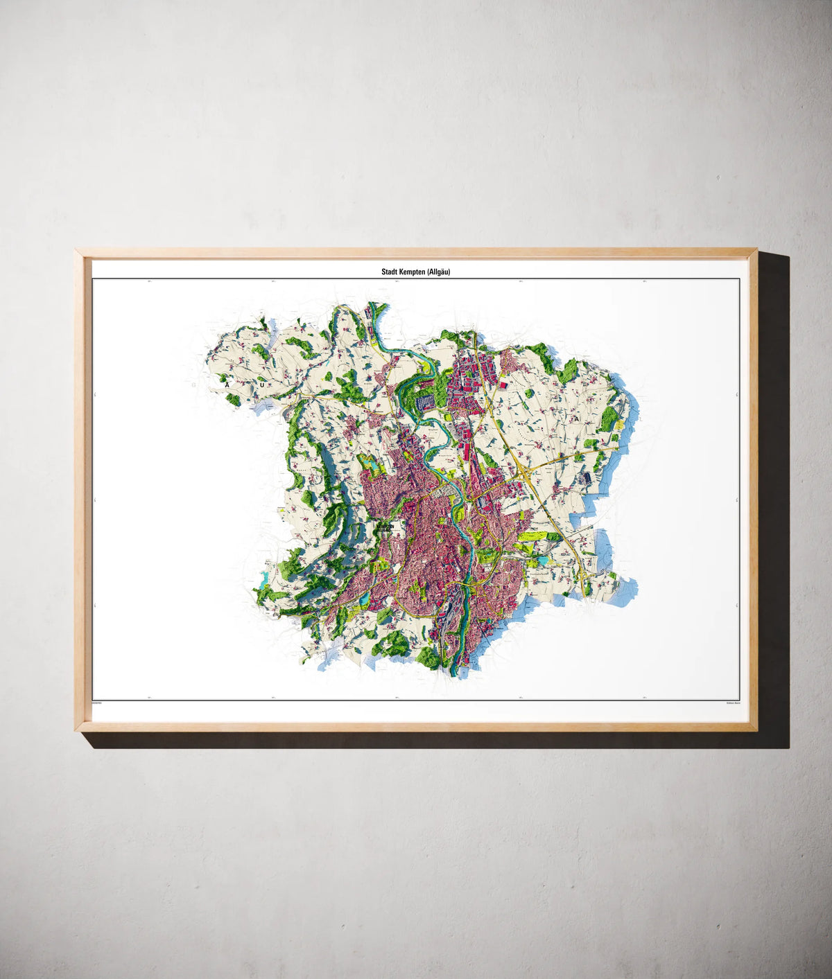 Stadt Kempten (Allgäu) Poster als schattierte Reliefkarte, Farbvariante Topographisch, gerahmt an einer Wand #dtk