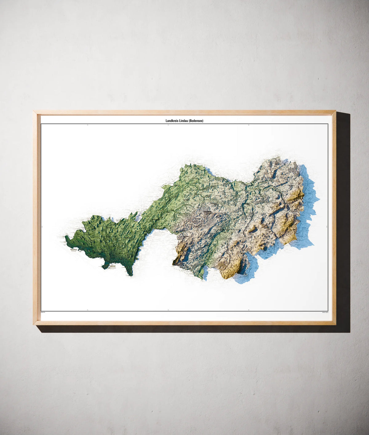 Landkreis Lindau (Bodensee) Poster als schattierte Reliefkarte, Farbvariante Salbei, gerahmt an einer Wand #c1
