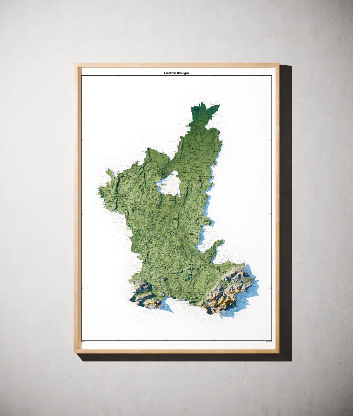 Landkreis Ostallgäu Poster als schattierte Reliefkarte, Farbvariante Salbei, gerahmt an einer Wand #c1