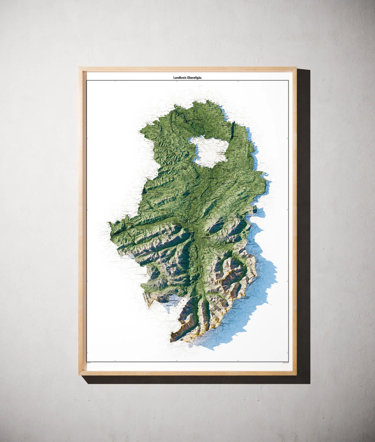 Landkreis Oberallgäu Poster als schattierte Reliefkarte, Farbvariante Salbei, gerahmt an einer Wand #c1